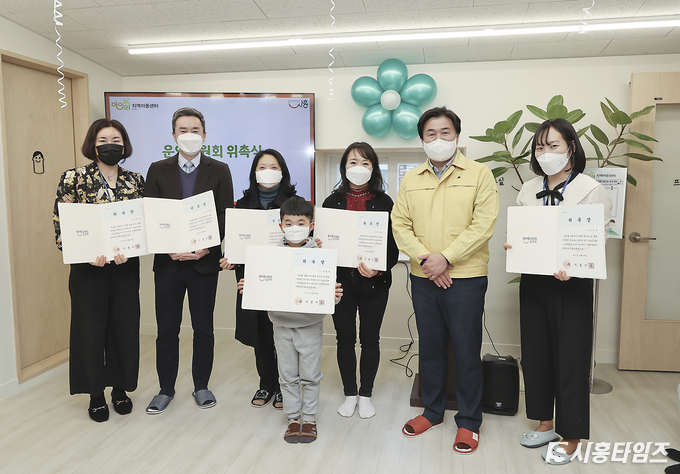 사진 왼쪽부터 아이누리 지역아동센터 센터장 백명자(시설장대표)/사회적기업 FnJ 대표 정재엽(후원자대표)/경기과학기술대학교 아동영어보육과 이명숙 교수(전문가대표)/아이누리 지역아동센터 이용아동 이청원(이용자대표)/임병택 시흥시장/아이누리 지역아동센터 생활복지사 윤은주 선생님(종사자대표)