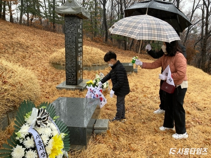 3월 1일 시민들이 독립지사 묘역을 참배하는 모습. 자료제공: 시흥시