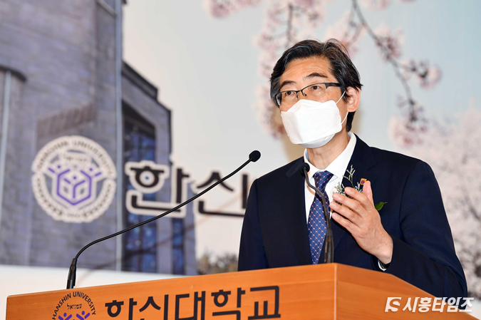 한신대 연규홍 총장이 개교81주년 기념사를 통해 한국 대학교육 혁신 방안을 전하고 있다.
