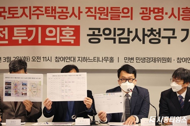 지난 3월 2일 기자회견 모습. 좌측에서 세번째가 서성민 변호사다. 사진제공: 서성민