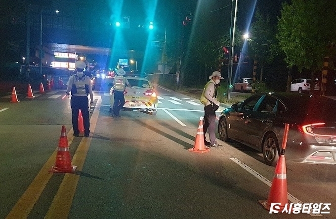 시흥경찰서가 비접촉 음주단속을 벌이는 모습. 기사와 관련 없음