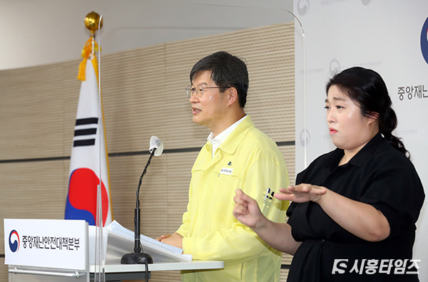 이기일 중앙재난안전대책본부 제1통제관이 정례브리핑을 진행하고 있다. (사진=보건복지부)