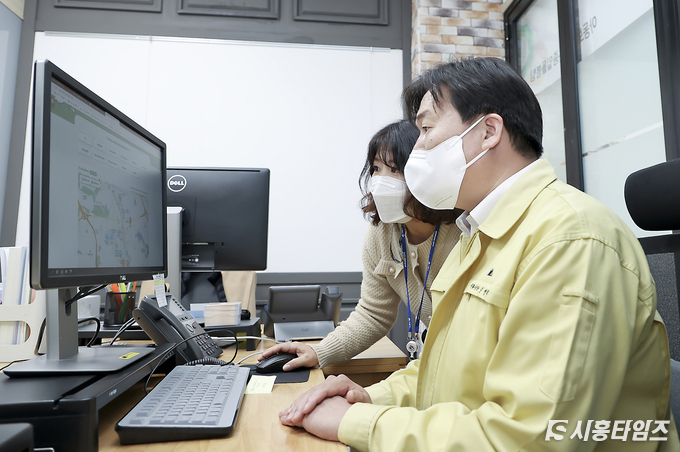 임병택 시흥시장이 플랫폼을 시연해보고 있다. 자료제공: 시흥시