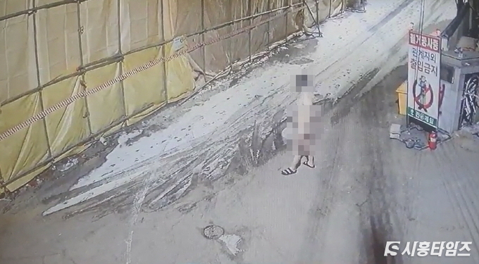 지난 4일 신천동 CCTV 포착된 알몸남. 여성이 오는 것을 바라보고 있는 모습이다.