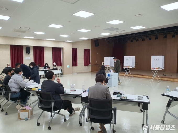 9일 오후 배곧동 투표소. 참관인들이 지켜보는 가운데 시민들이 소중한 한표를 행사하고 있다.