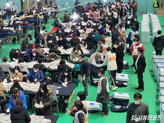 9일 오후 8시 45분 시흥시체육관에서 개표가 시작됐다.