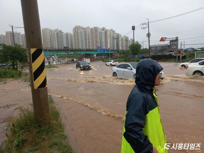 30일 오전 안현교차로가 침수된 모습. 사진제공: 시흥시