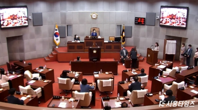 11일 의회 전반기 의장단 구성과 관련해 투표하는 모습.