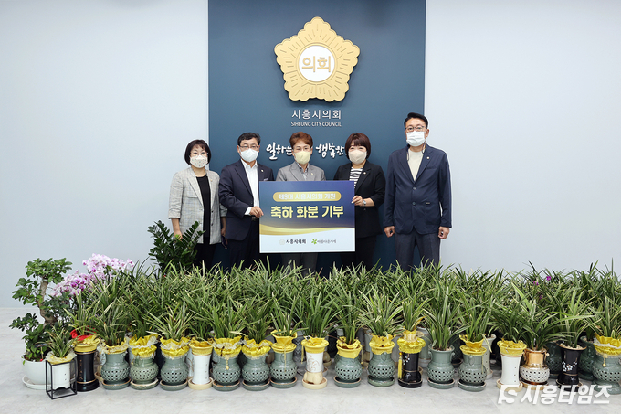 사진 좌측부터 윤석경, 김선옥, 송미희(의장), 한지숙, 이봉관 의원순. 자료제공: 시흥시의회