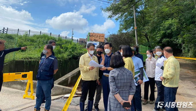 지난 11일 시흥시와 농어촌공사, 시흥시의원 등이 해당 현장을 방문해 사고 원인 파악에 나섰지만, 결론을 내지 못했다