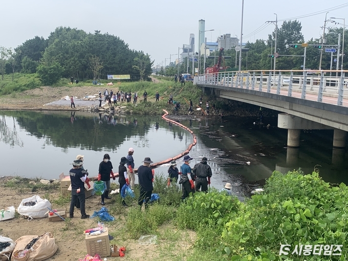 옥구천 수질오염 복구작업 모습. 자료제공: 시흥시