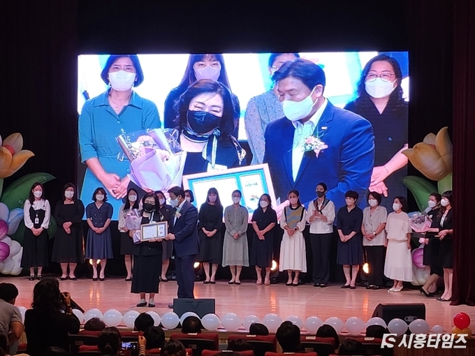 임병택 시흥시장이 보육 유공자에게 표창장을 수여했다.