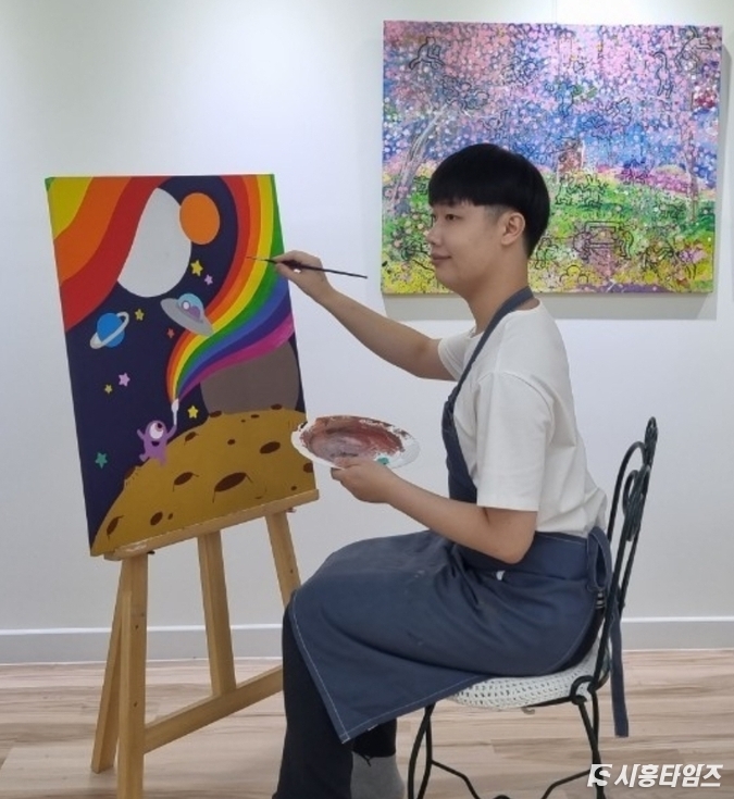 발달장애인 예술가 김채성 작가. 자료제공: 시흥시