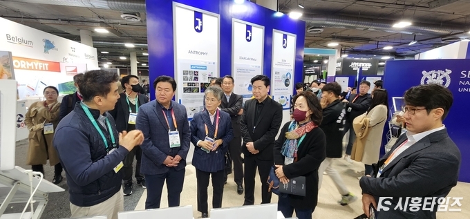 CES2023 전시회를 참관하는 모습.