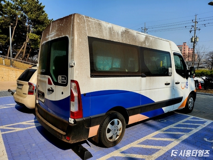 오랜 기간 방치된 탓에 흰색이던 차량이 검게 변했을 정도다.