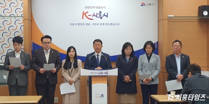 27일 민주당 시의원들이 기자회견을 하고 있다. 사진 좌측부터 김진영, 이상훈, 박소영, 박춘호, 오인열, 김수연, 서명범 시의원 순