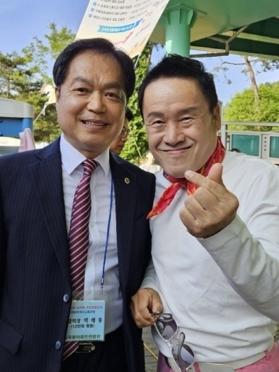 사진 왼쪽이 박래동 회장, 오른쪽은 개그맨 김명덕