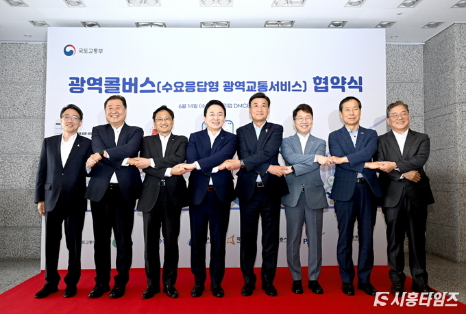 (사진 왼쪽부터) 임종철 화성시 부시장, 김경일 파주시장, 오후석 경기도 행정2부지사, 원회룡 국토교통부 장관, 방세환 광주시장, 황인국 수원시 제2부시장, 이소춘 시흥시 부시장, 황준기 용인시 제2부시장.