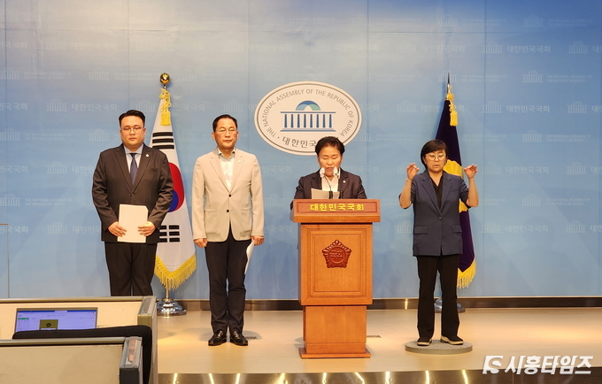 27일 문정복 의원이 국회에서 기자회견을 열어 상수도관 카르텔로 인한 수돗물 이물질 발생 사태를 강하게 비판했다. (사진 좌측부터 이상훈 시의원, 안광률 도의원, 문정복 국회의원 순) 자료제공: 문정복 국회의원실