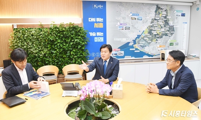 임병택 시흥시장(사진 가운데). 자료제공: 시흥시