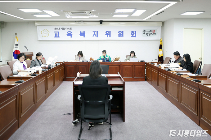 교육복지위원회(위원장: 김선옥. 위원: 김수연, 윤석경, 이봉관, 박소영)