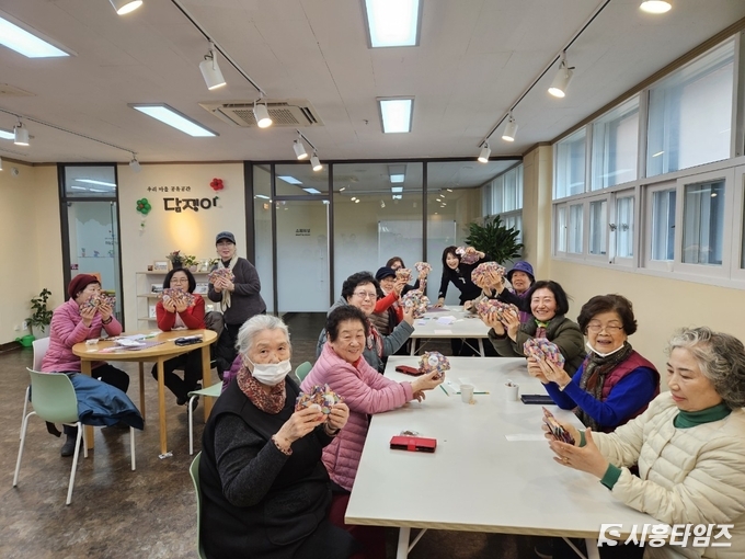 지난 2일 ‘담쟁이’에서 열린 어르신들과 함께 ‘설맞이 복주머니 만들기’ 특강 모습. 자료제공: 시흥시