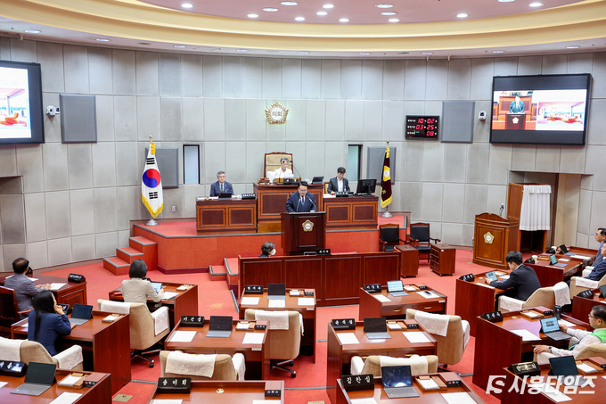 28일 열린 정례회 모습. 국민의힘 의원들과 무소속 의원이 원구성 안건 상정을 거부하면서 출석하지 않아 자리가 비어있다.