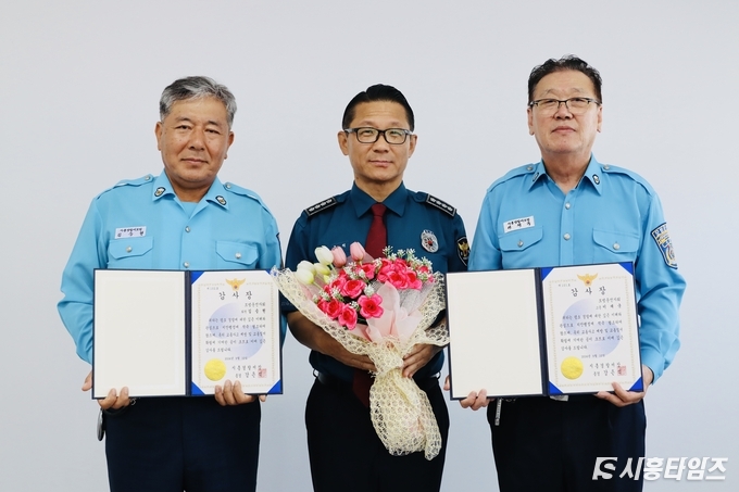 사진 가운데가 강은석 시흥경찰서장, 양 옆은 감사장을 받은 모범운전자. 자료제공: 시흥경찰서