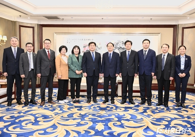 사진 가운데 부터 왼쪽이 임병택 시흥시장을 포함한 시흥시 대표단, 사진 오른쪽이 더저우시 주카이궈 시장을 비록한 더저우시 대표단. 자료제공: 시흥시