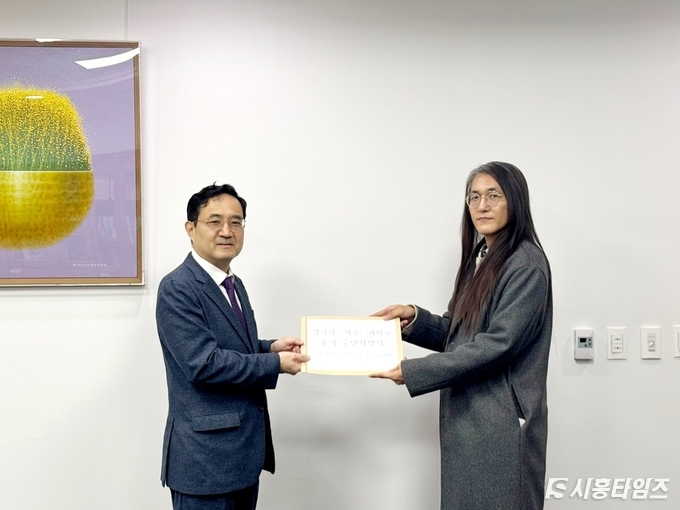 지난 17일 김동욱 시흥시 과학고 추진위원장이 박성민 교육부 기획조정실장에게 설립 촉구 서명을 전달했다.