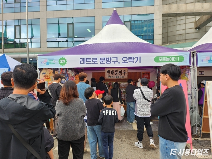 주차장에 마련된 레트로 문방구, 오락기 부스