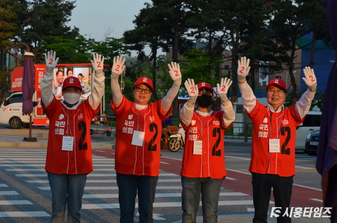 은계 사거리에서 김문수 후보 선거운동을 벌이고 있는 국민의힘 안돈의 시의원(사진 맨 오른쪽)과 선거운동원 모습