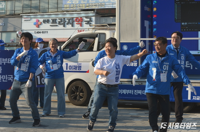 12일 이재명 후보 대선 출정식에 나선 문정복 국회의원(가운데 흰옷)이 선거 로고송에 맞춰 춤을 추고 있다.