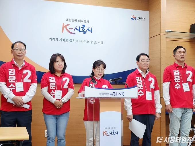 28일 국민의힘 소속 시흥시의원들이 이재명 후보의 거북섬 관련 발언을 맹비판하는 기자회견을 열었다. (사진 왼쪽부터 성훈창, 한지숙, 윤석경, 안돈의, 이건섭 의원 순) ⓒ 시흥타임즈 우동완