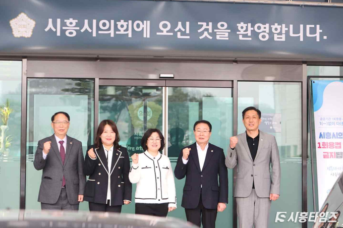 사진 왼쪽부터 국민의힘 성훈창, 한지숙, 윤석경, 안돈의, 이건섭 시의원