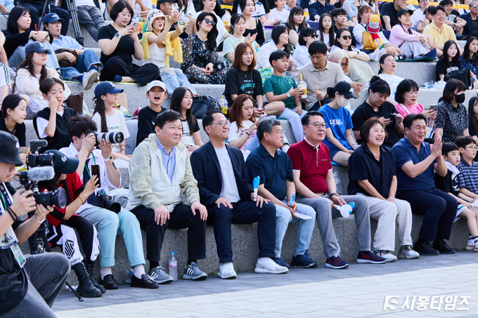 이날 대회에는 임병택 시흥시장과 박승삼 부시장, 오인열 시의장, 이봉관·박소영·김수연·이상훈 시의원, 안광률·장대석 도의원 등 지역 정치인들이 대거 참석해 대회를 관람하며 시민들과 함께 호흡했다. © 시흥타임즈 우동완