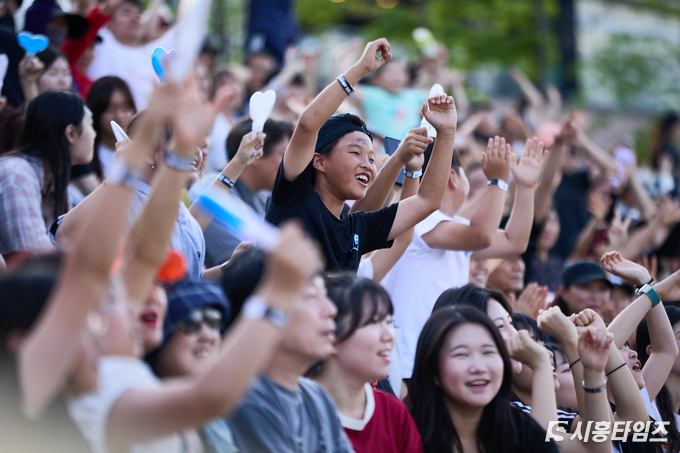 배틀에 참가한 선수들의 화려한 퍼포먼스가 대중을 압도했다. 시민들은 선수들의 동작 하나 하나에 환호했다. 이번 대회에서 처음 실시한 시민이 뽑은 MVP에 1700여 명의 시민들이 실시간으로 접속해 뜨거운 참여 열기를 보였다. © 시흥타임즈 우동완