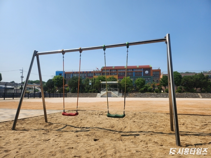 아이들로 붐벼야 할 놀이터 그네가 덩그러니 놓여있다. © 시흥타임즈 우동완 편집장, 이예로 수습기자