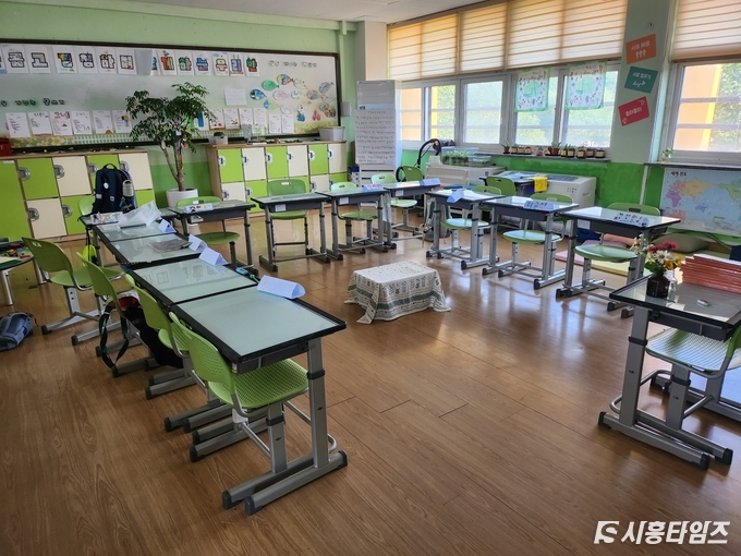 교실안 학급마다 학생수가 적다보니 그날 수업에 맞춰 책상을 자유롭게 배치한다. 이를 통해 학생과 교사간 토론과 배움이 실질적으로 일어난다. © 시흥타임즈 우동완 편집장, 이예로 수습기자