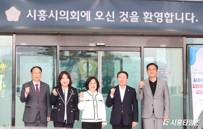 사진 왼쪽부터 국민의힘 성훈창, 한지숙, 윤석경, 안돈의, 이건섭 시의원.