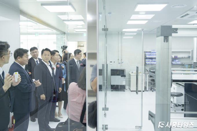 7일 경기도와 시흥시 관계자들이 시흥 SNU 제약·바이오 인력양성센터 시설을 살펴보고 있다. 자료제공: 경기도