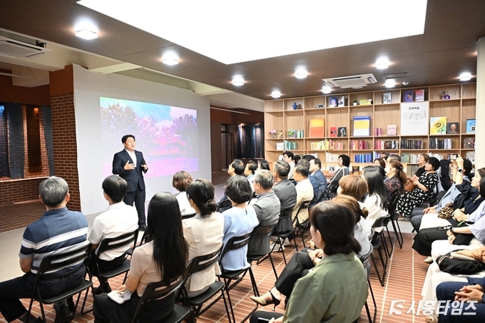 11일 시흥ABC행복학습타운 내에서 열린 지혜관 개관식에 참석한 임병택 시흥시장이 인사말을 하고 있다