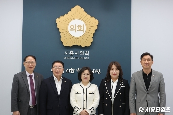 시흥시의회 국민의힘 시의원들. 사진 좌측부터 국민의힘 성훈창, 안돈의, 윤석경, 한지숙, 이건섭 시의원 순(시흥타임즈DB)