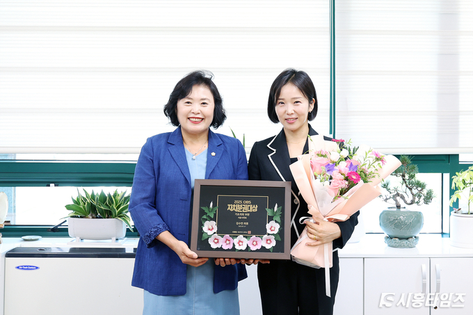 사진 왼쪽부터 오인열 시의장, 김수연 시의원 순. 자료제공: 시흥시의회