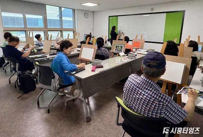 노인복지관 미술교실 모습. 자료제공: 시흥노인종합복지관