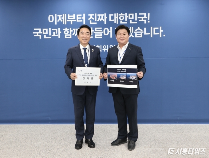 임병택 시장(사진 오른쪽)은 박수현 국가균형성장특별위원장(사진 왼쪽)과 면담을 갖고 시흥시의 핵심 전략산업인 바이오·해양레저관광산업 등의 집중 육성과 국가 차원의 지원을 요청했다. 자료제공: 시흥시