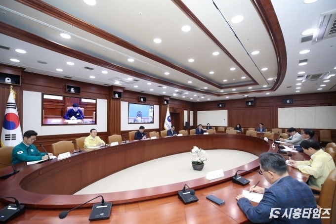 이상경 국토교통부 제1차관(가운데)이 8일 정부서울청사에서 열린 불법하도급 합동 단속 관계기관 회의에서 지자체·공공기관·유관 부처 관계자들과 단속 계획을 점검하고 있다. 자료제공: 국토교통부
