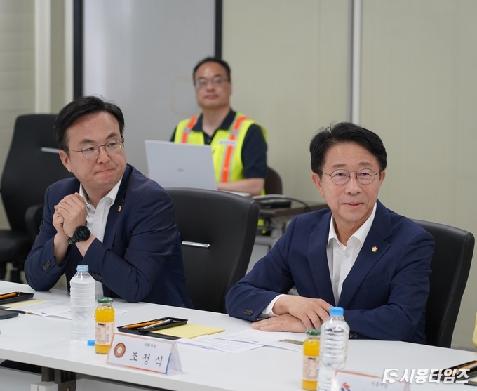 사진 왼쪽 이동현 도의원, 오른쪽 조정식 국회의원