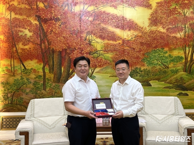 임병택 시흥시장(사진 왼쪽)과 왕길 길림시장(사진 오른쪽). 자료제공: 시흥시