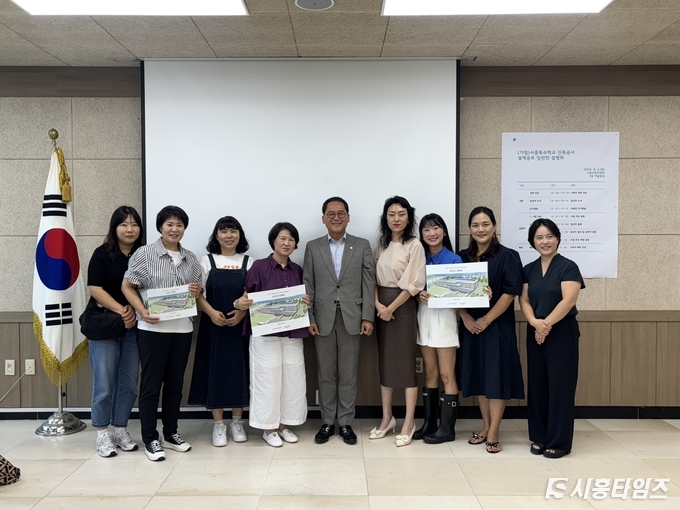 안광률 경기도의회 교육위원장(사진 가운데)이 설명회 참석자들과 기념촬영을 하고 있다.